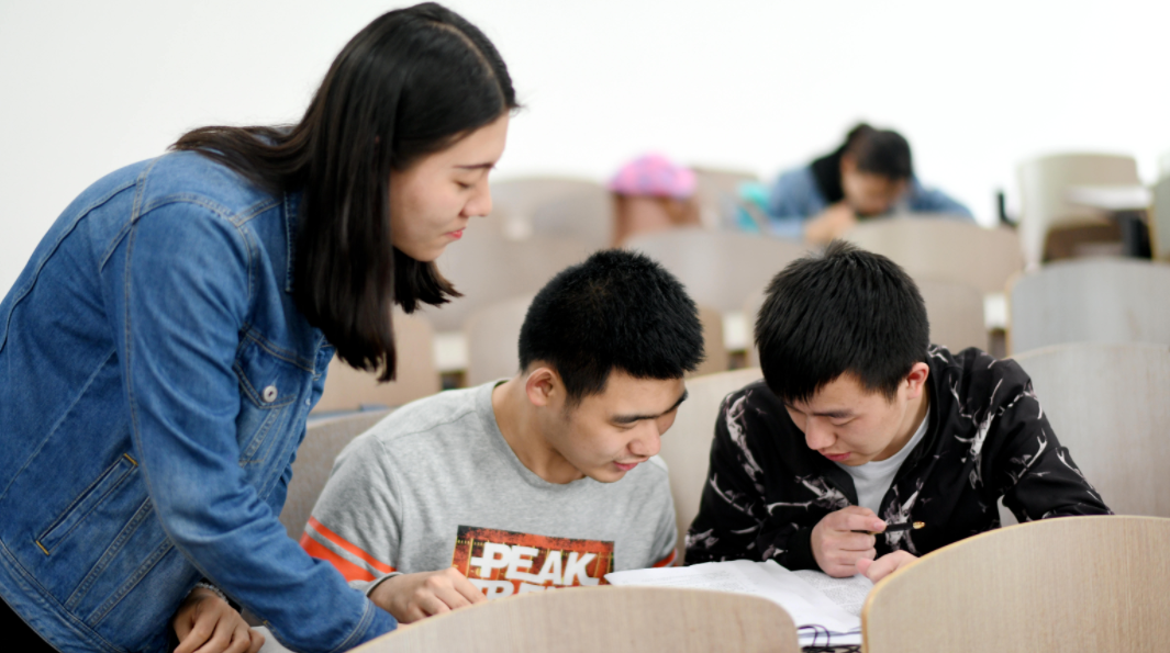 贫困生就得穷酸？大学生因为穿了一双耐克鞋，助学金被取消