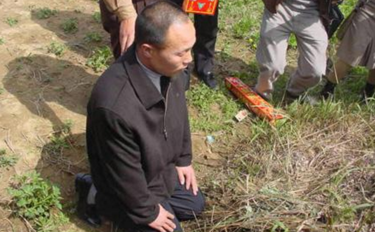 男子因杀妻被判15年，11年后“亡妻”突然回家，已和他人结婚生子