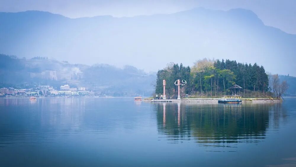 雷波马湖：碧波绕青山，奇景遍四方