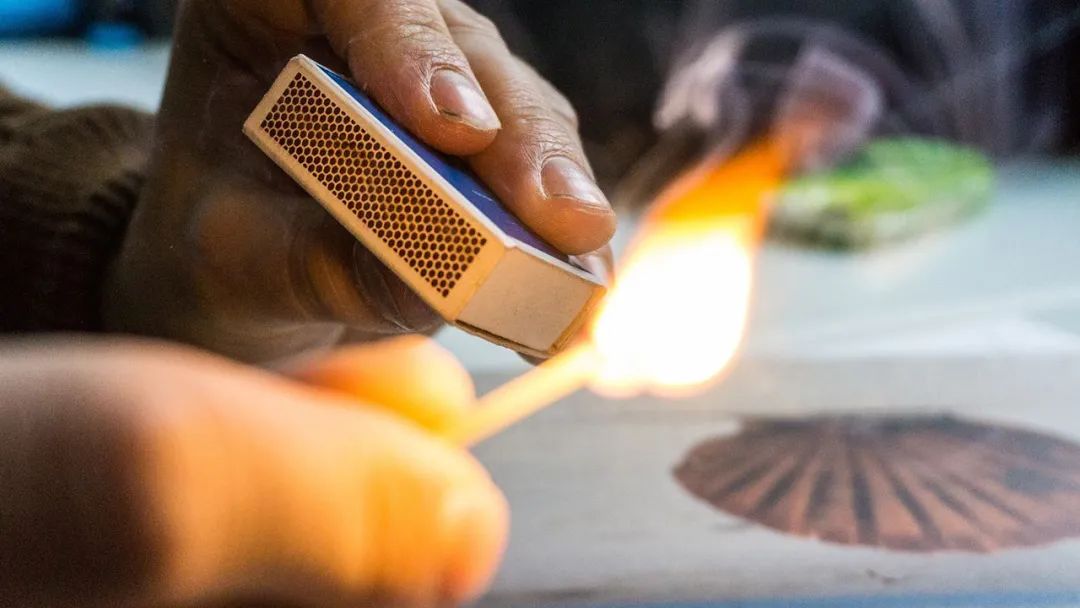 俗语“两人不对火，三人不点烟”是什么意思？点烟文化有何讲究？