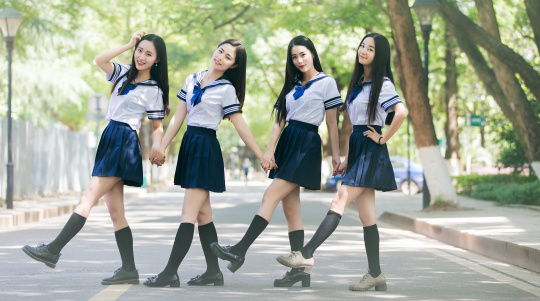 女大学生穿“日式校服”拍毕业照，甜美可爱却引人批评：有伤风化