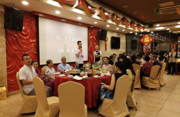 儿子高考430分，家长摆30桌升学宴庆祝，亲戚三本大学有啥好显摆