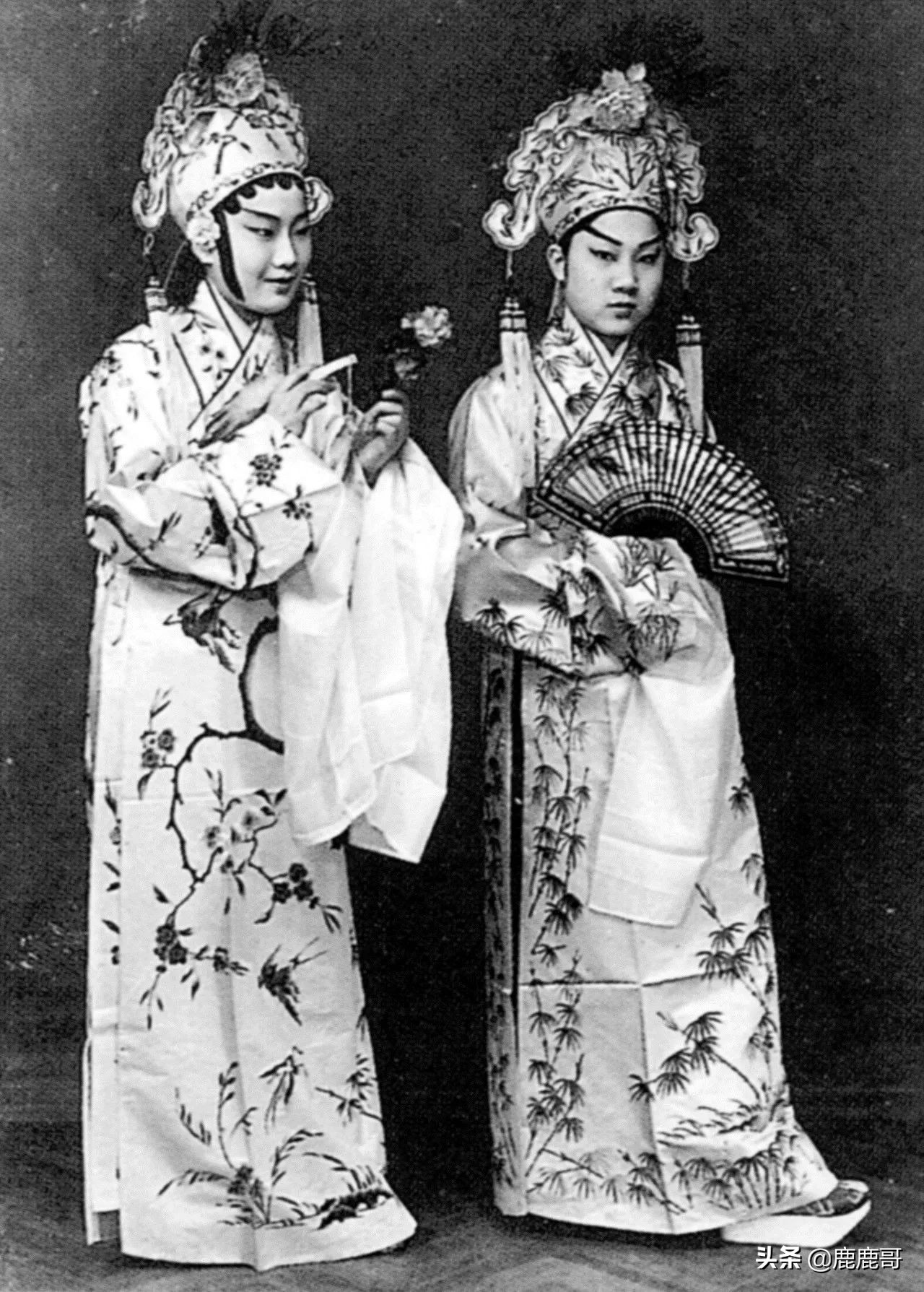 17岁那年,四季春班原来和袁雪芬配戏的竺素娥,要去与姚水娟合作,老板