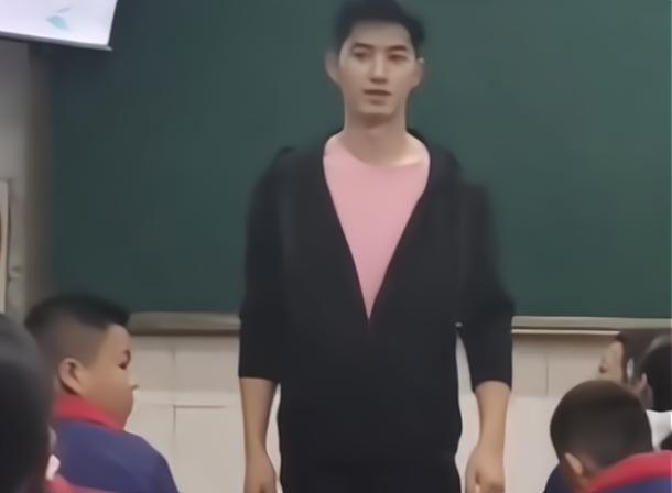 重庆云阳初中男老师走红，长相阳光帅气，网友：我想回去读书