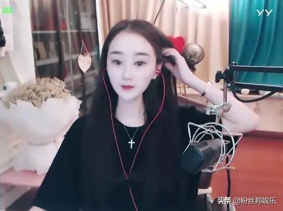 yy游戏直播怎么开(YY直播美颜功能强大，女主播手机PC端差异大，简直是大变活人)