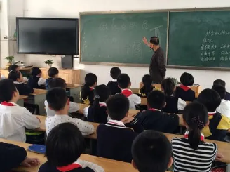 初中生画的“黑板报”火了，老师看后不忍心擦掉，网友：粉笔马良