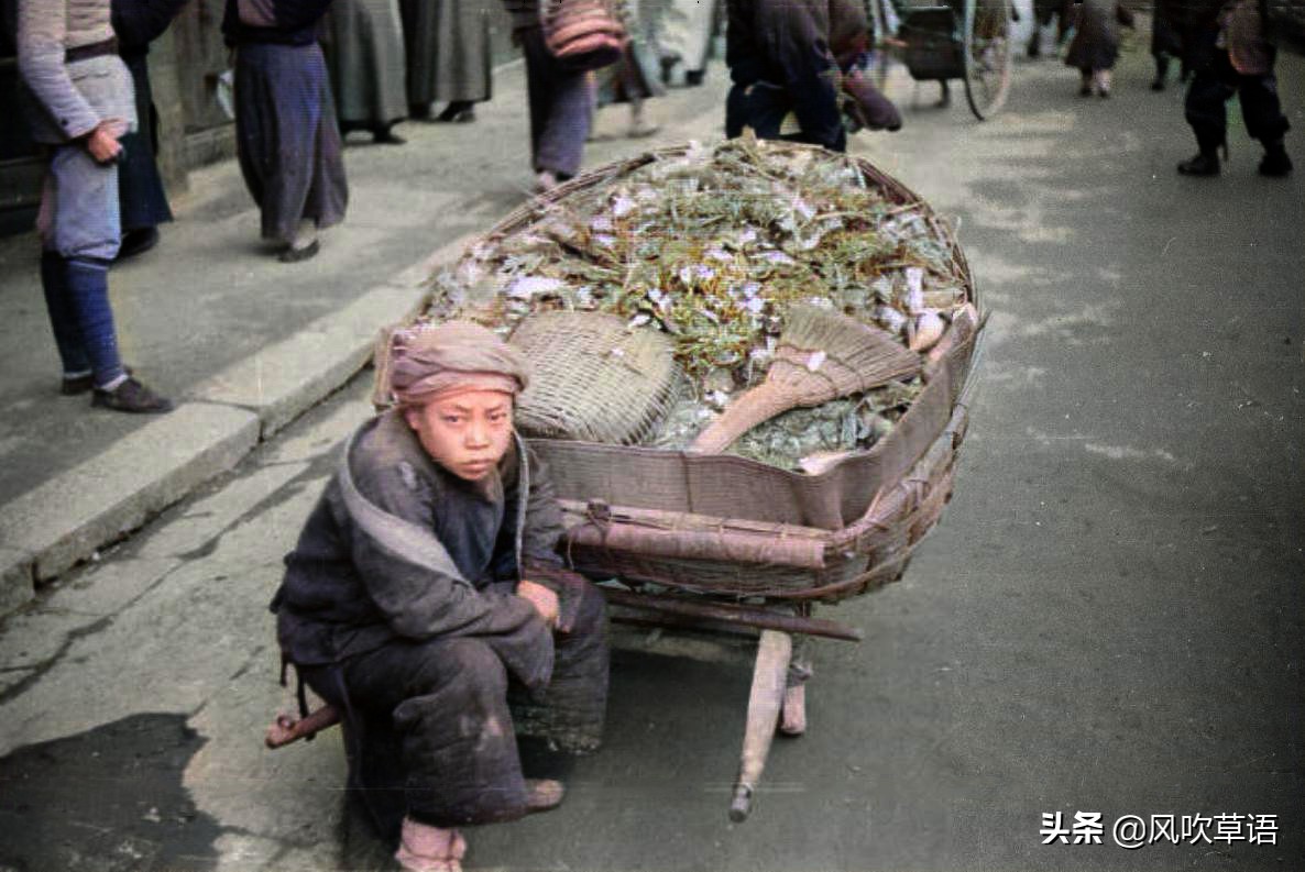 刘备墓出土后的照片(1938年的四川成都，街头耸立炸弹模型，刘备之墓古意盎然)