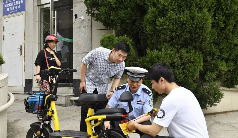 驾驶电动车、三轮车，老年代步车上路，要带哪些证件？一次说齐全
