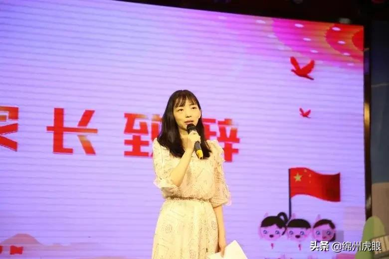 好心疼！绵阳十二三岁的娃娃，竟被学校赶下田去插秧子