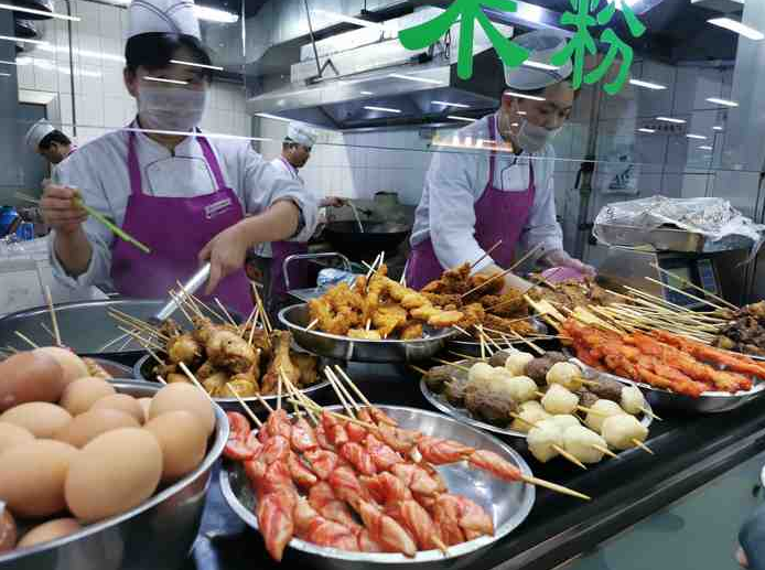 大学之间的差距不只是分数线，看完清华的食堂，同学们直呼羡慕