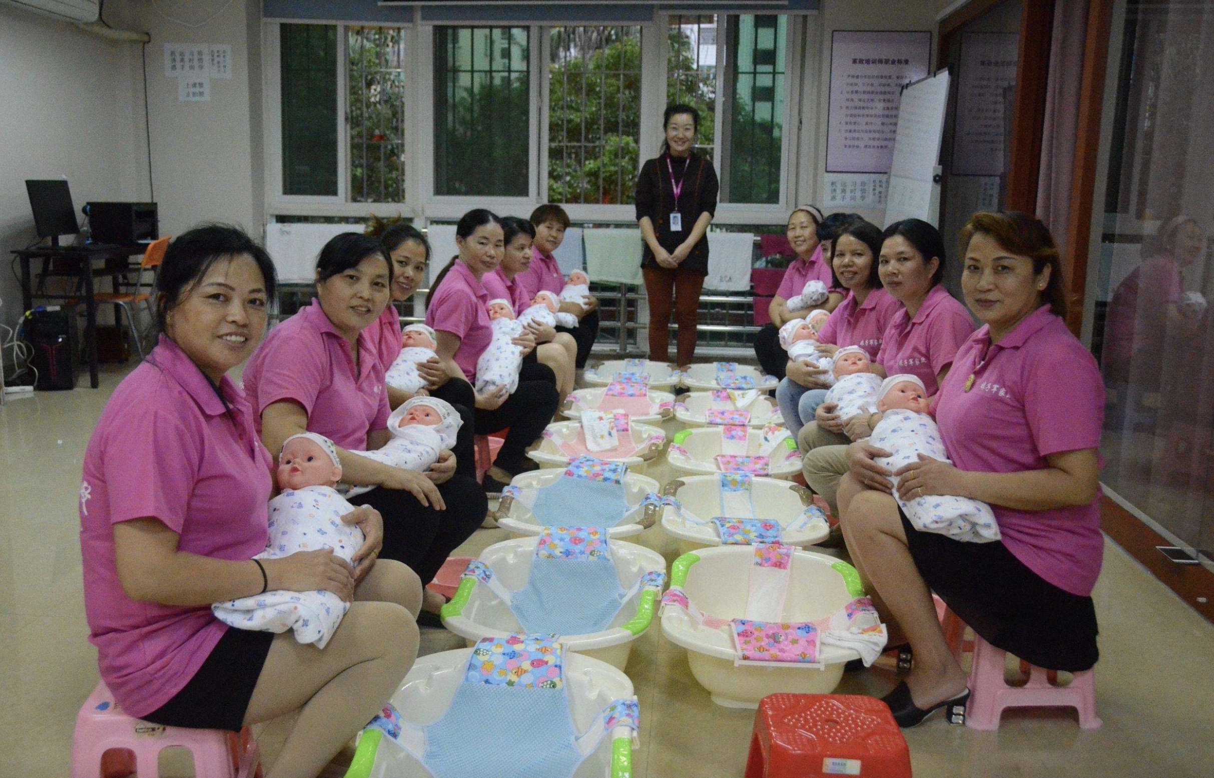 保姆抱起宝宝跑出雇主家，主人发现不对劲，看完监控后赶忙道谢