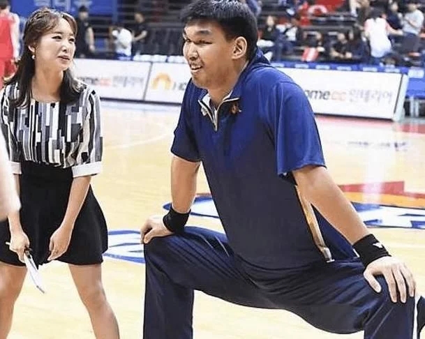 中韩亚锦赛篮球王治郅比赛视频(王治郅是如何把韩国河升镇打哭？全队膜拜证明了什么？)
