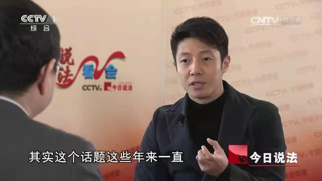 18岁保送北大，娶外国妻子生下龙凤胎，撒贝宁才是人生大赢家