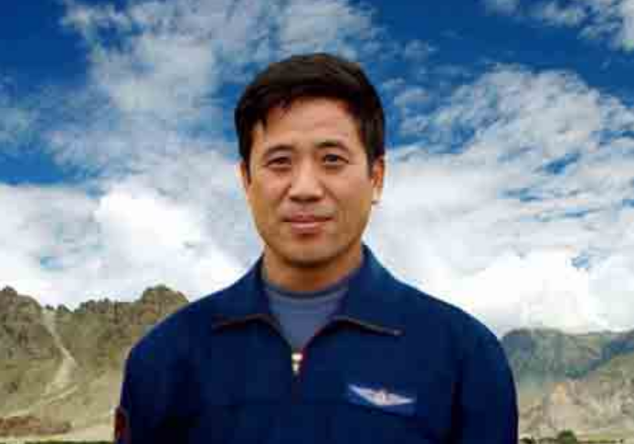 飞行员李剑英：战机遇鸽群，为救村庄，16秒内3次放弃逃生机会