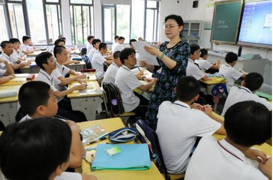 高考前的最后一课！班主任“告别”学生，一句“道歉”让学生泪目