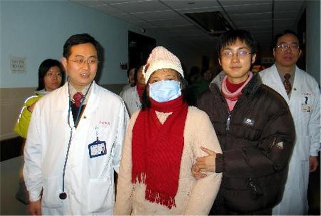 2005年，少年背母上学感动中国后，变性成女人，如今美到认不出