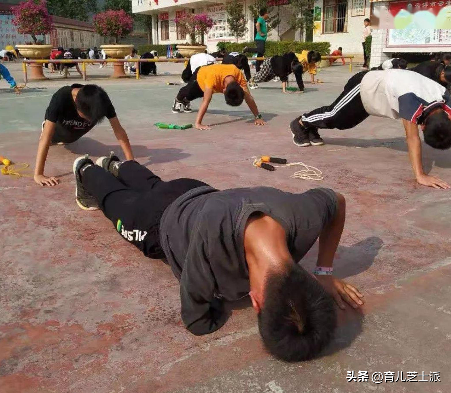 庫里回應斷臂少年（被庫里尋找的斷臂少年，是什么使他馳騁球場？是復原力）