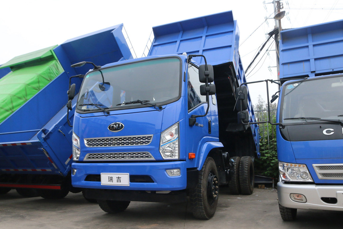 这款蓝牌自卸车有3.9米货厢，猜猜能拉多少吨？