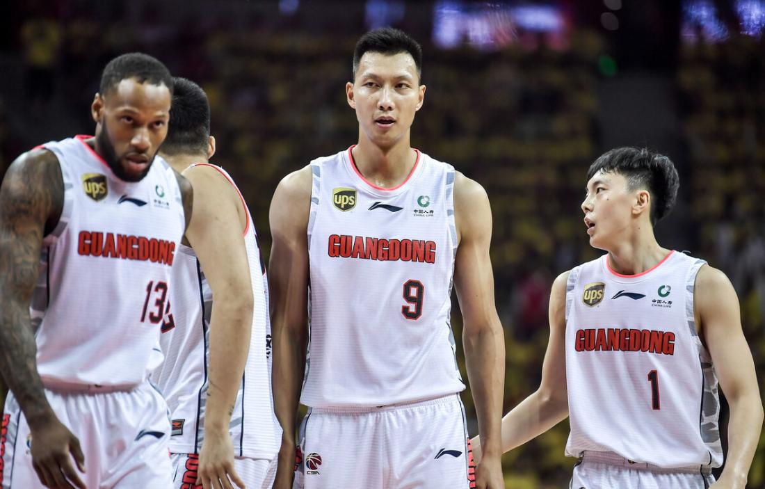 男篮易建联简介（从青涩男孩到广东男篮的顶梁柱，易建联当之无愧的CBA第一人）