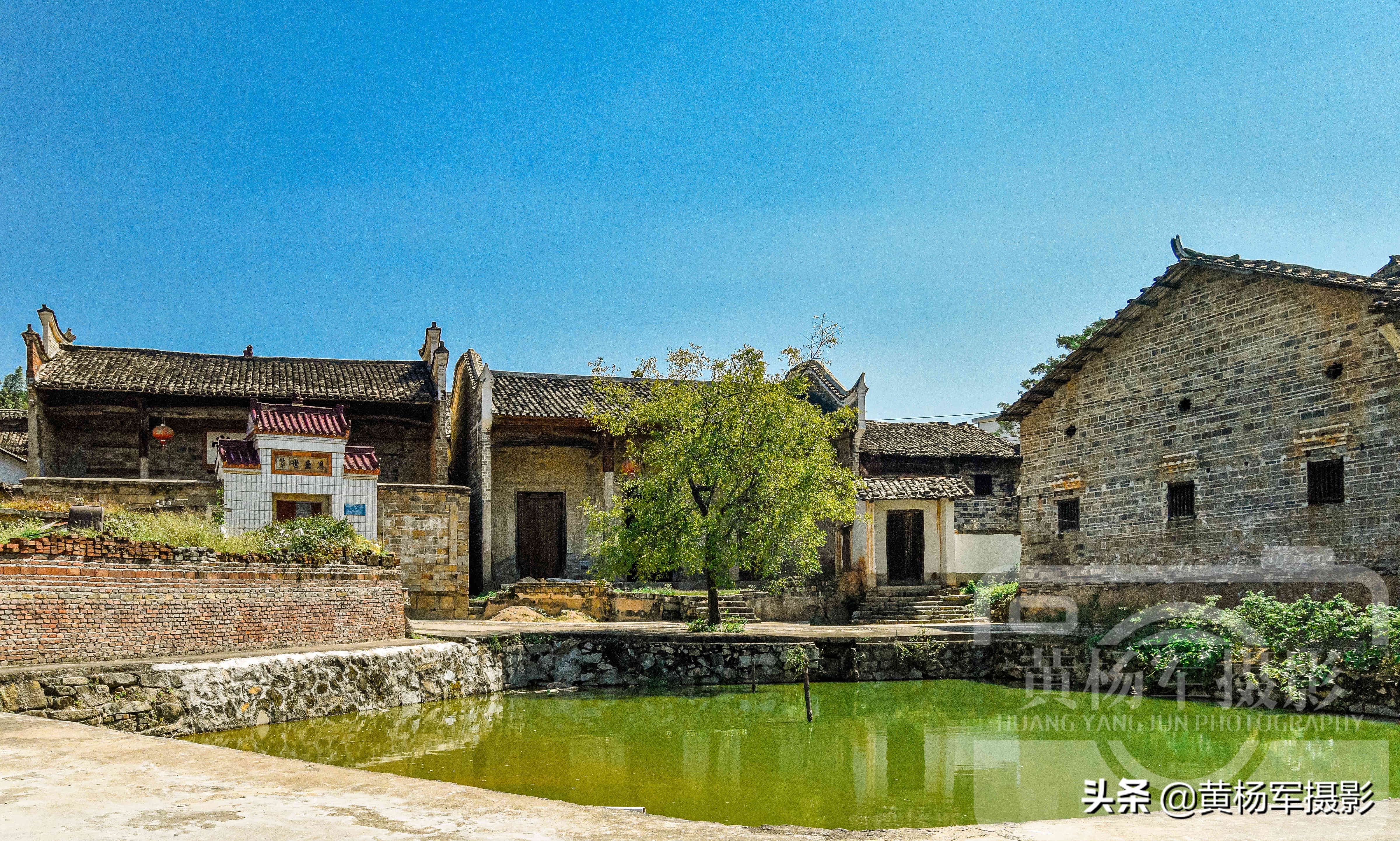 江西莲花山下的古城,青砖瓦房的赣派建筑极具特色,旧时标语醒目