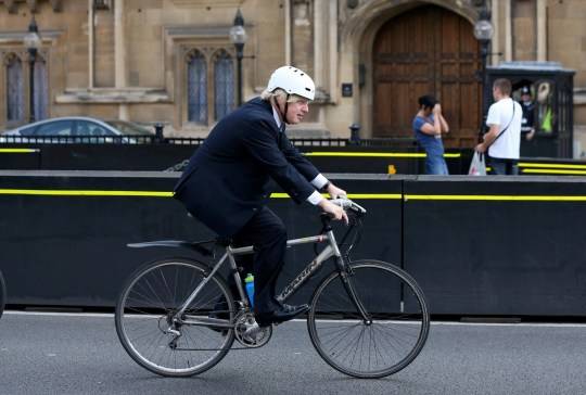 间谍案英国是否抵制世界杯了(英国“网红”首相玩体育、玩政治，现在他被病毒玩了)