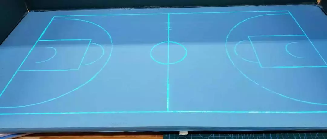 篮球场划线图纸(初中生设计多功能球场：篮球场切换为羽毛球场只需1秒钟)