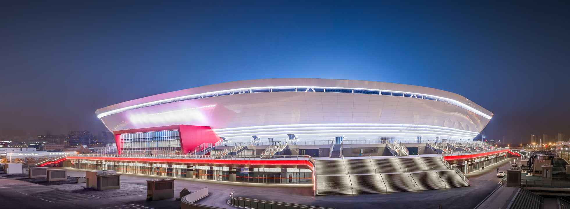 浦东足球场是上海继虹口足球场,金山足球场后又一座专业足球场.