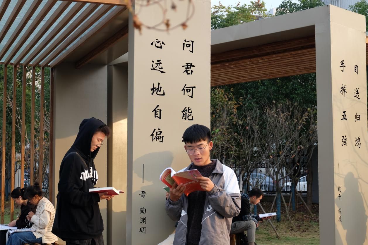 杨雨、郦波多位名家教授点赞，中南大学问渠晨读长廊等你pick！