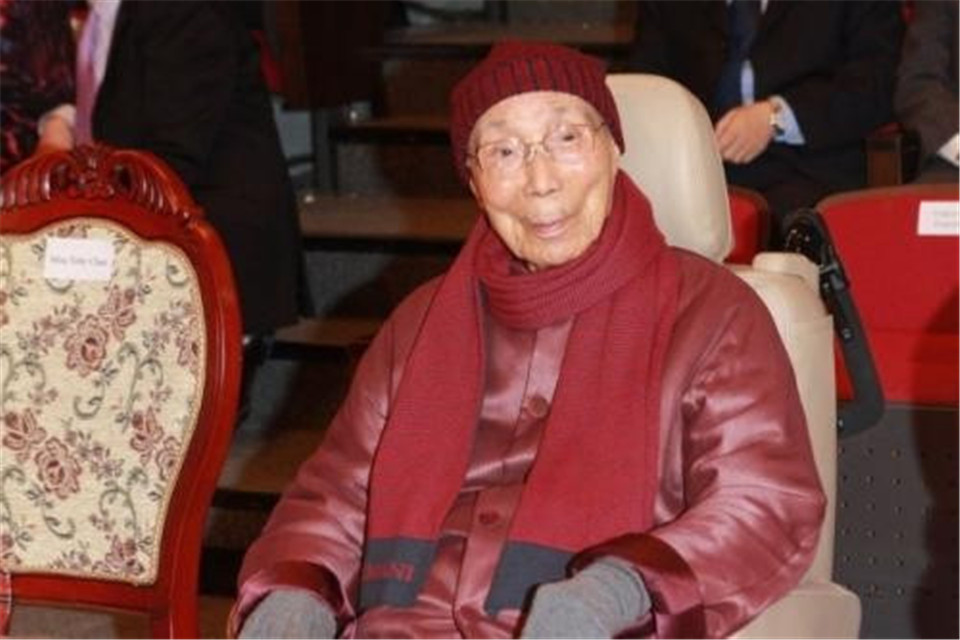 邵逸夫捐6000多座逸夫楼，为何一些楼的