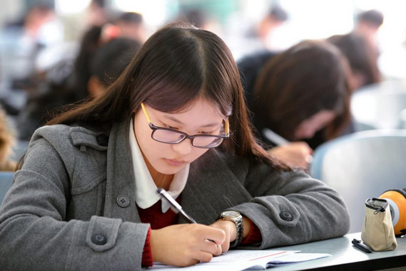 大学生临近毕业时，“三方协议”不要随意签，可能会影响以后就业