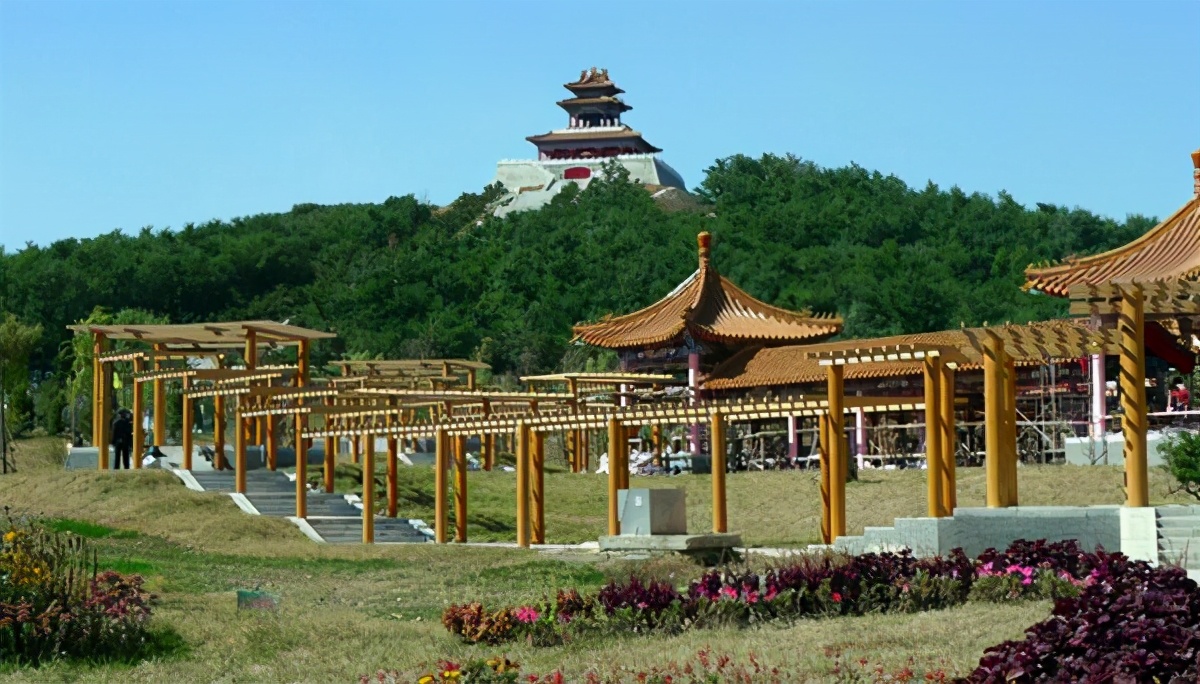 龙石风景区:龙石风景旅游区位于辽阳市宏伟区,由龙鼎山和石洞沟两部分