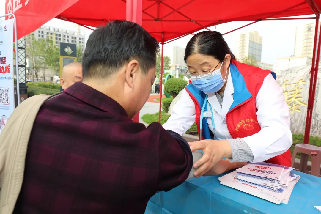 临汾市中心医院开展全国高血压日义诊活动