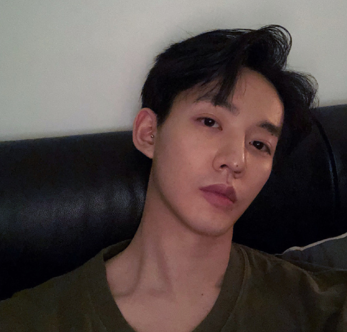 《我的百岁恋人》杀青，本以为男主够迷人，谁料男二颜值更加高