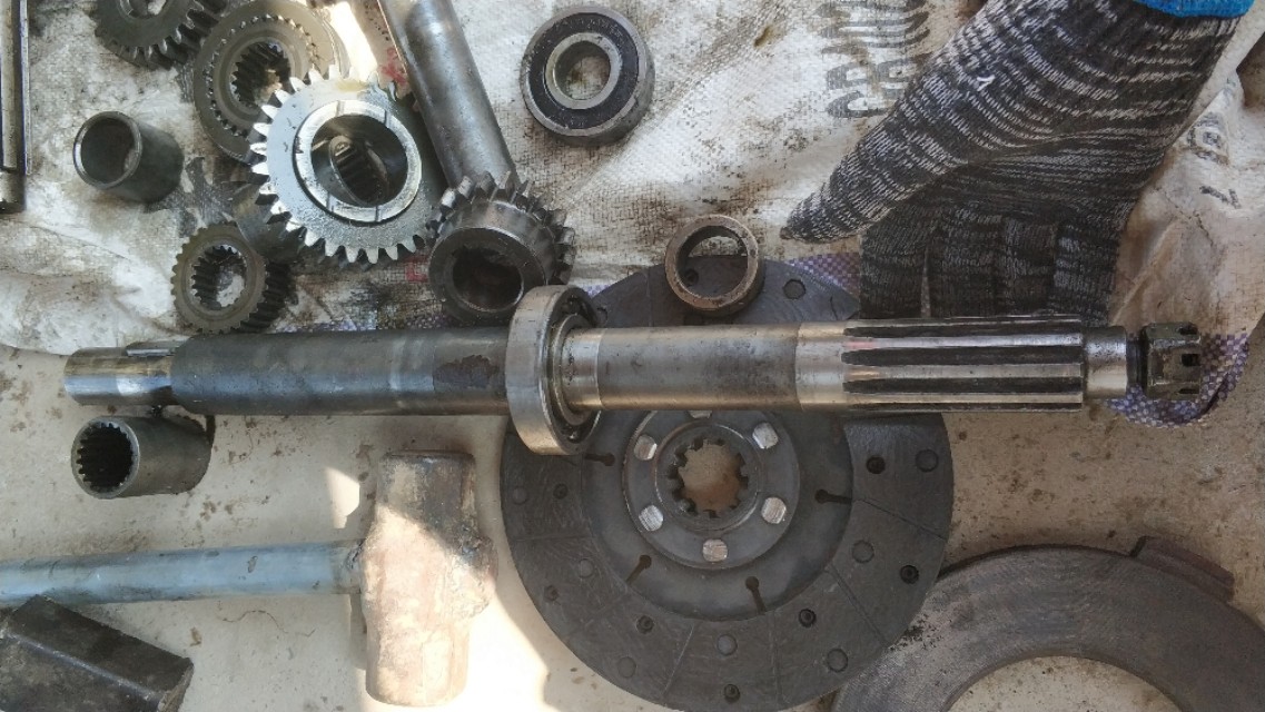 我的爸爸這么愛玩農(nóng)機(jī)車，但是玉米收割機(jī)更喜歡玩他