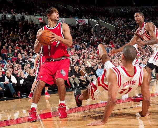 瓦莱乔为什么能打nba那么久(NBA那些利用规则的大神！哈登让全联盟头疼，波波维奇也很会玩)