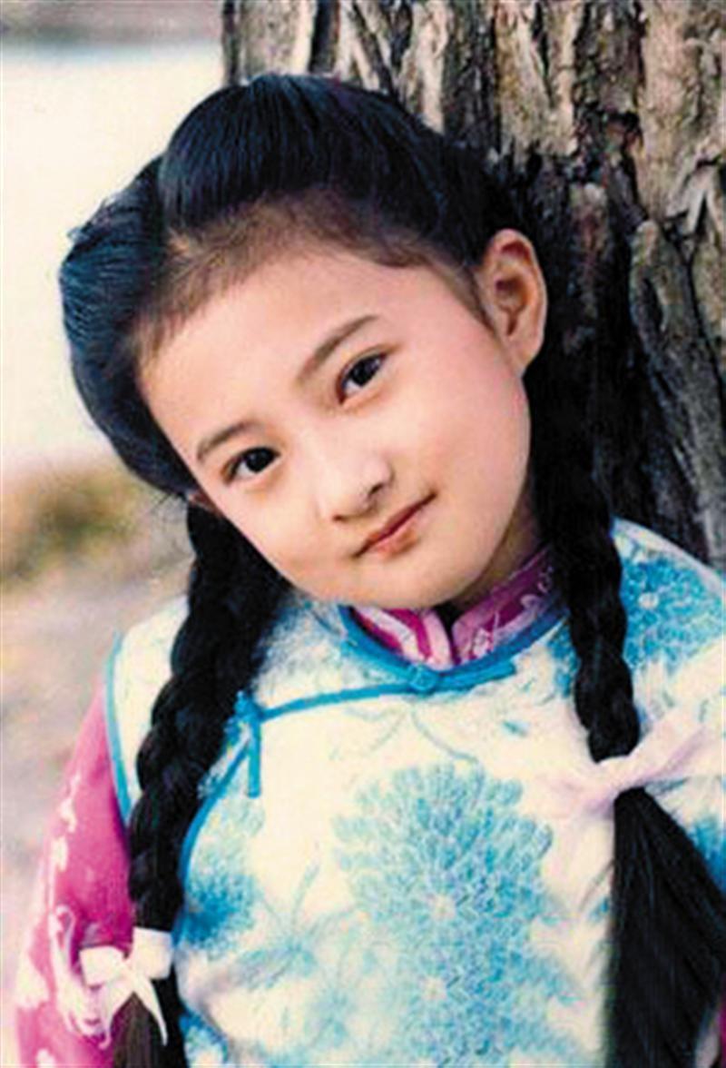 后来,琼瑶拿着"婉君"这一角色找到了她.这也开启了金铭的演艺梦想.