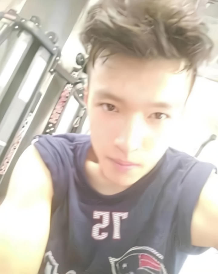 颜值学霸向远方，喜欢健身和打球，却以696分考上清华