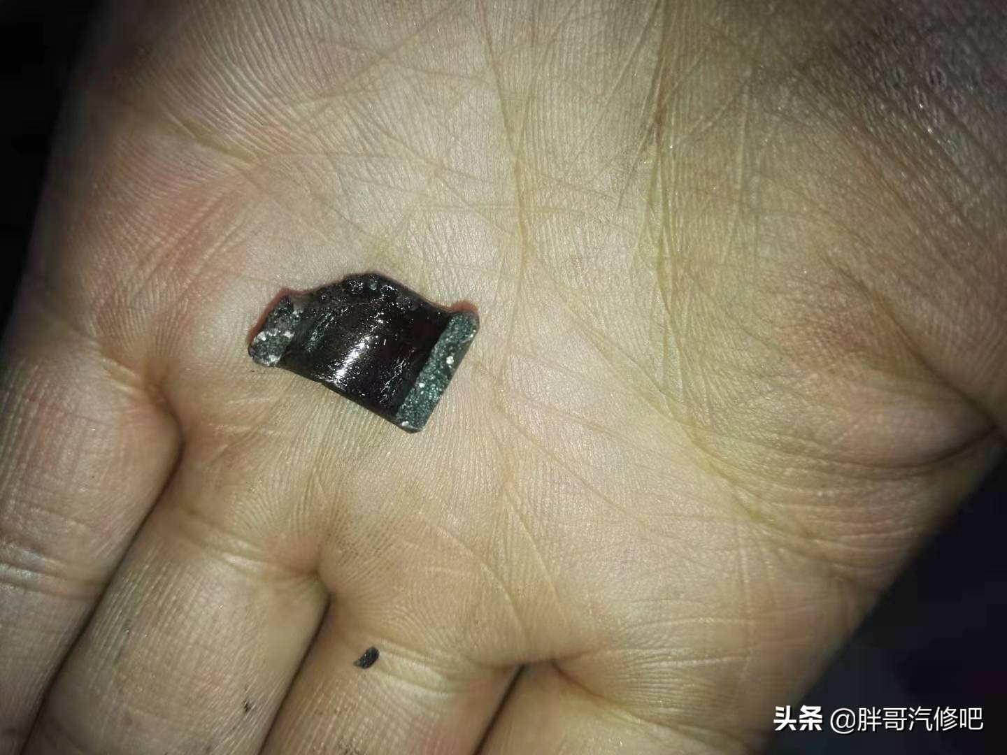 车主非正常启动车辆，然而一个小失误，变速箱被击了大窟窿