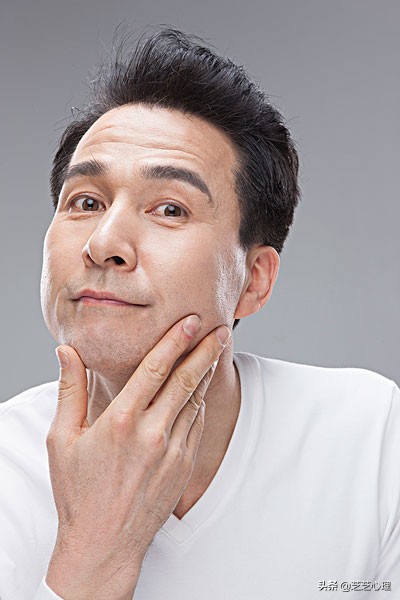 心理学：从10个简单的动作中，识破对方谎言的方法