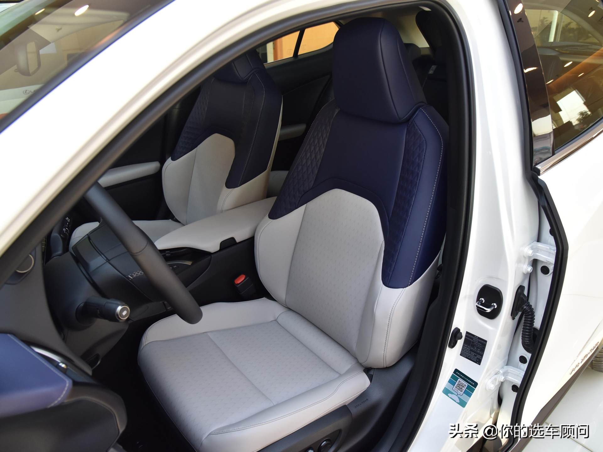 入门级价格原装进口，4.6L油耗的日系豪华SUV，带你看雷克萨斯UX