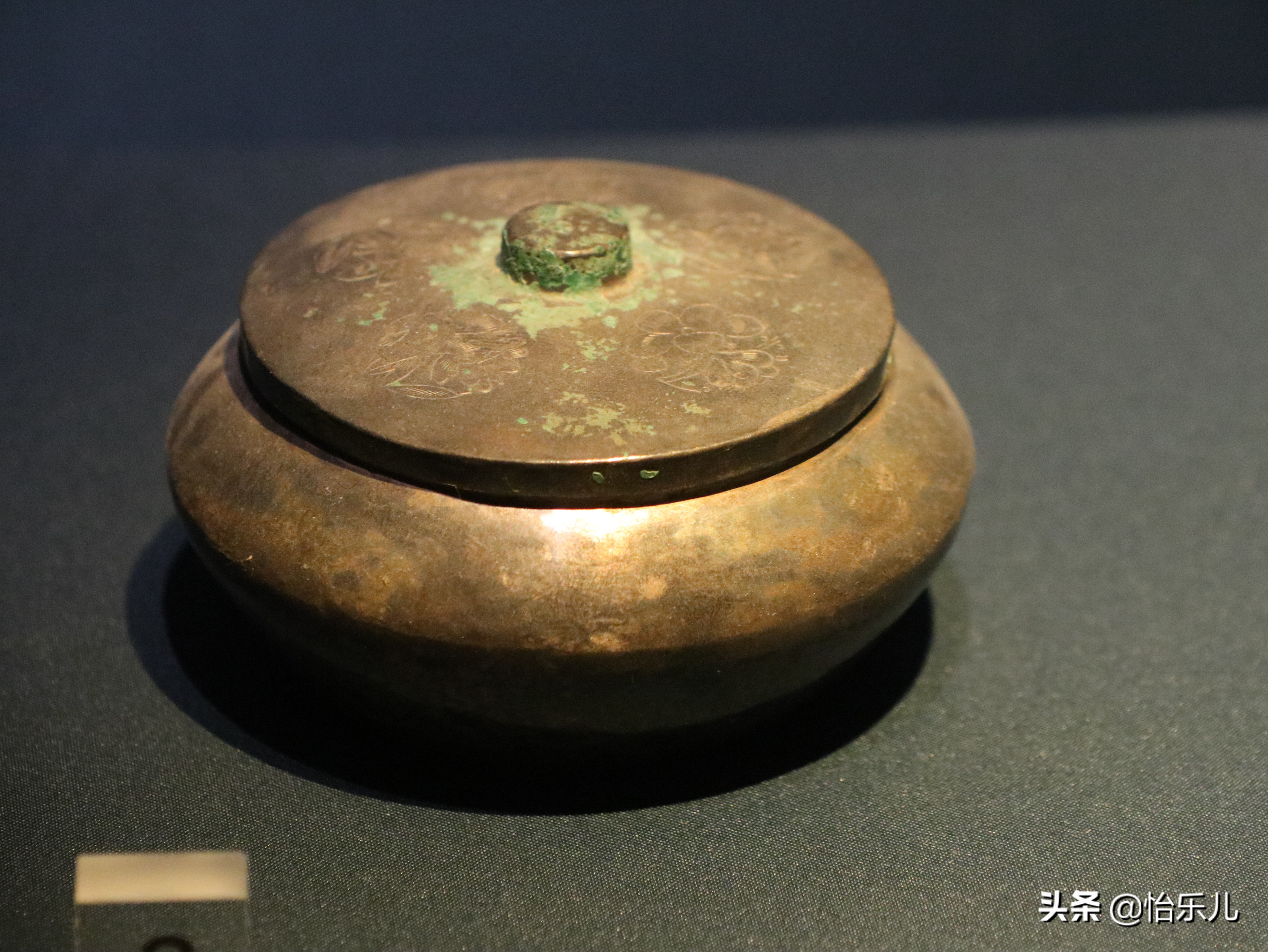 苏州一座墓出土54件元代金银器，纯度高型别致，还件件纹美艺精