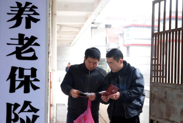 缴纳15年普通标准的养老保险，等到退休之后，每月可以领多少钱？