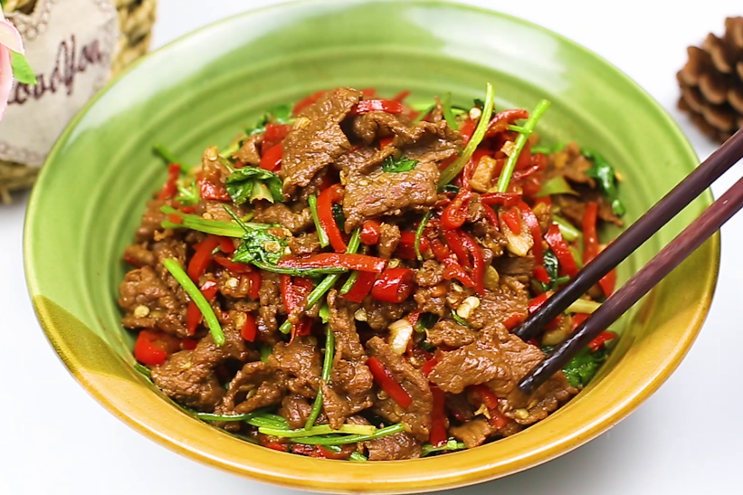 这才是“小炒牛肉”的正宗做法，大厨详细讲解，牛肉鲜嫩不出水