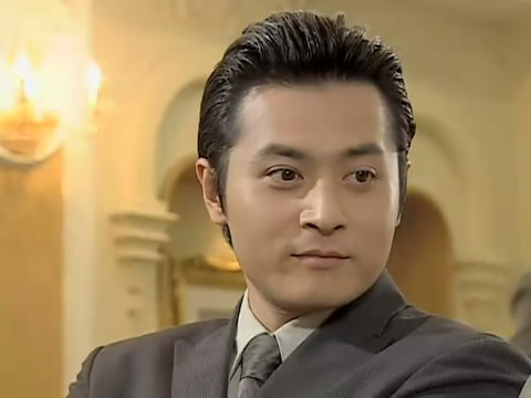 20多年前，张东健曾被称为“韩国第一帅哥”，是南韩整容范本
