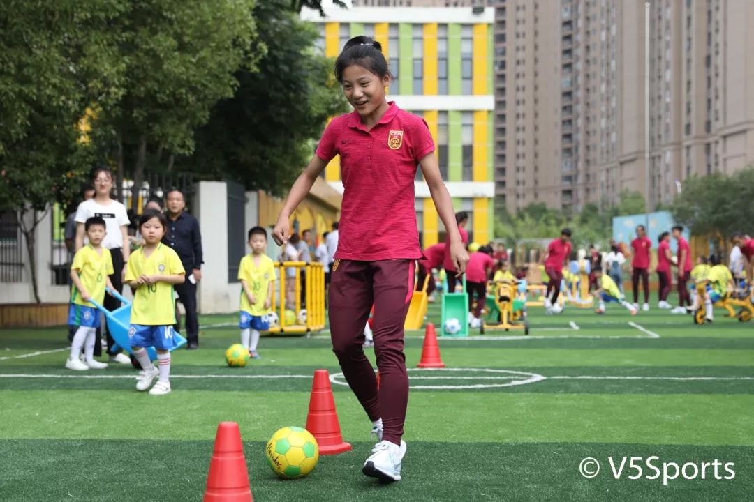 武汉幼儿足球世界杯(这所幼儿园提前过“六一”孙雯携国少到访卓尔两将助阵)