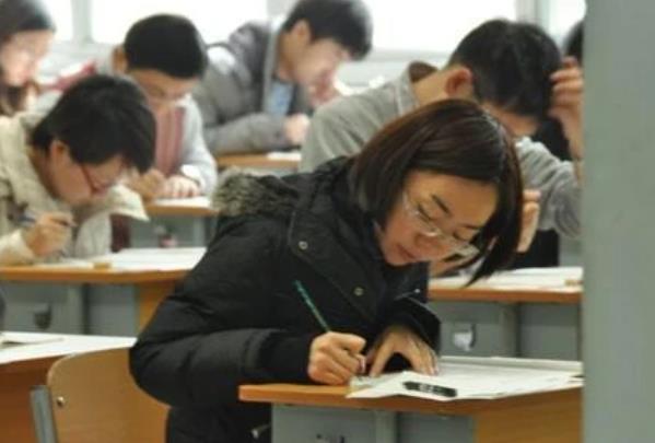 铁饭碗又将有变动，这些在编职工或改为合同工，应届毕业生须了解