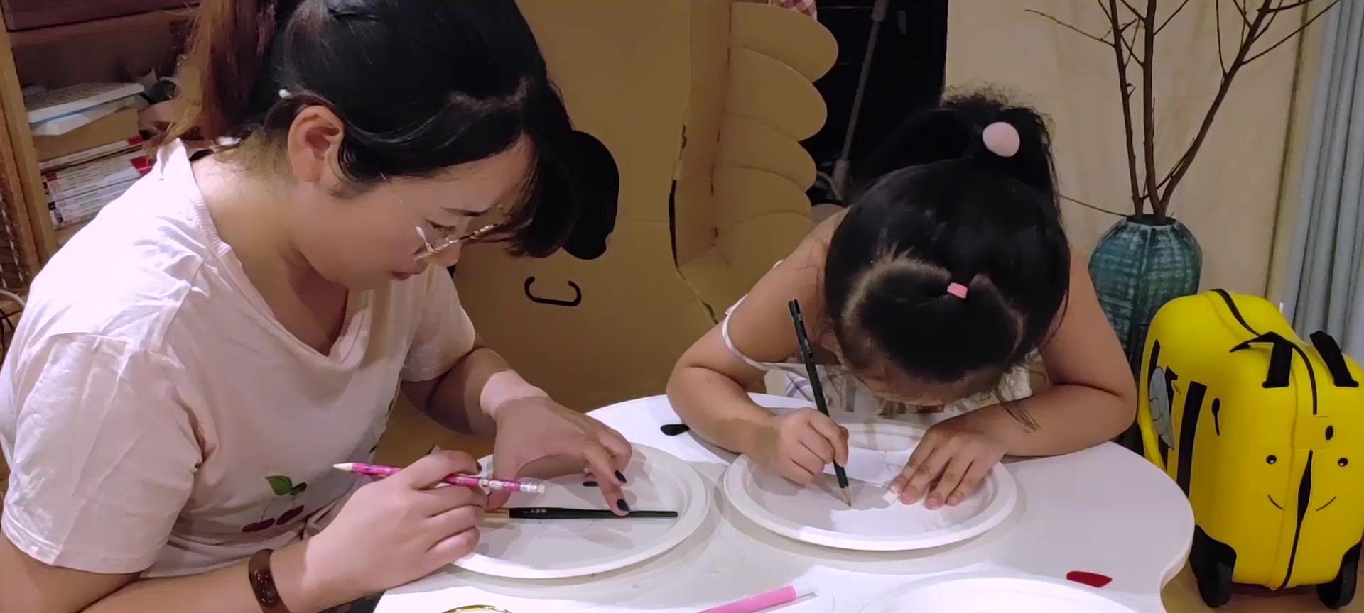 幼儿园布置手工作业，家长加班忙到凌晨三点，评比败给网购作品