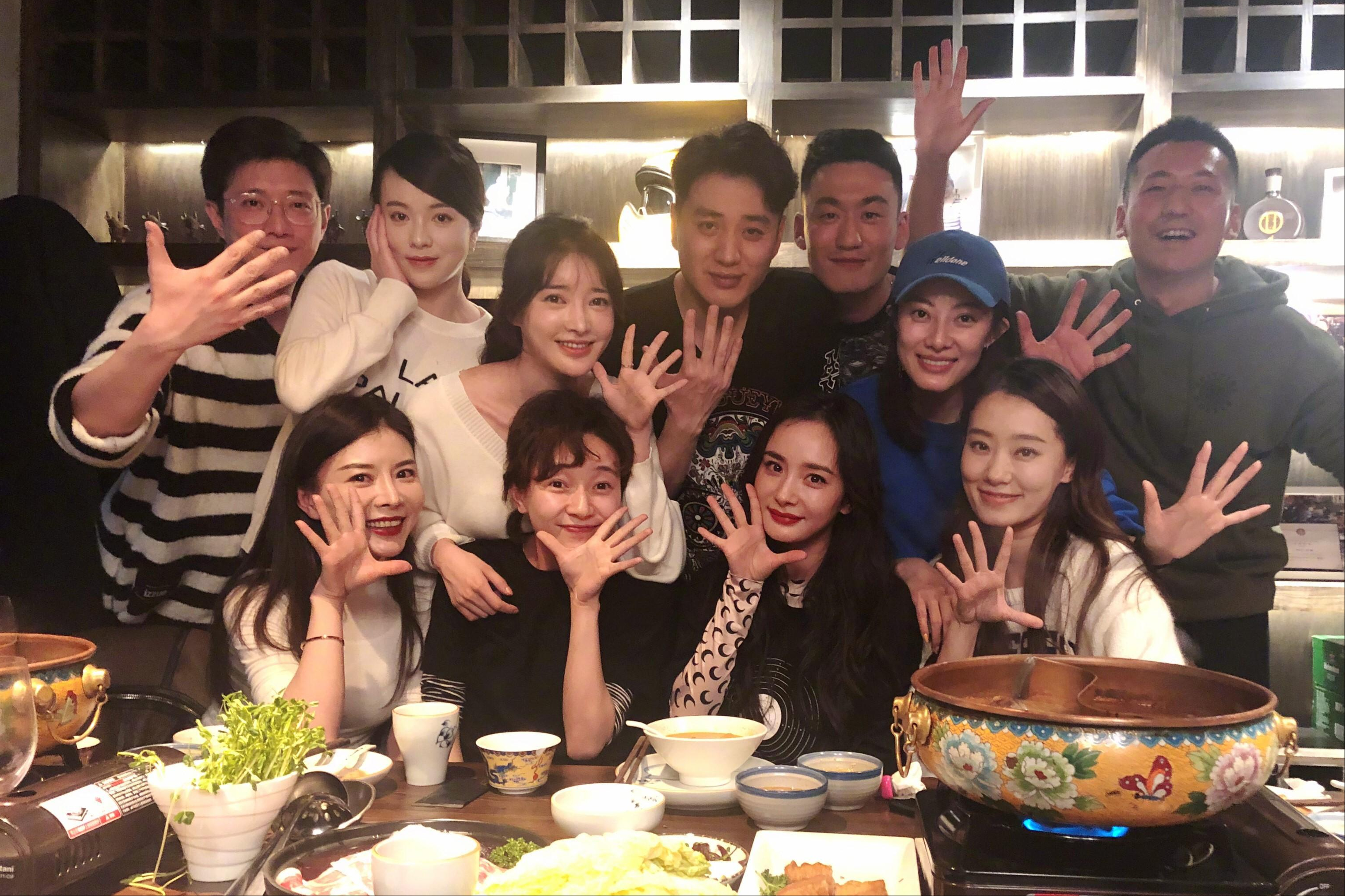同学群冷如冰窖，节日祝福无人应，刷屏成奢望，沉默是唯一共鸣。