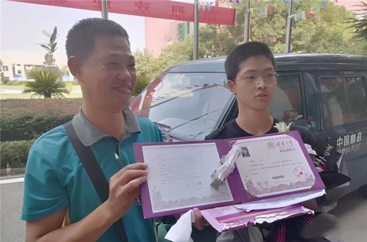 父母双盲，没用过手机的贫困男孩，高考却以总分685考上清华