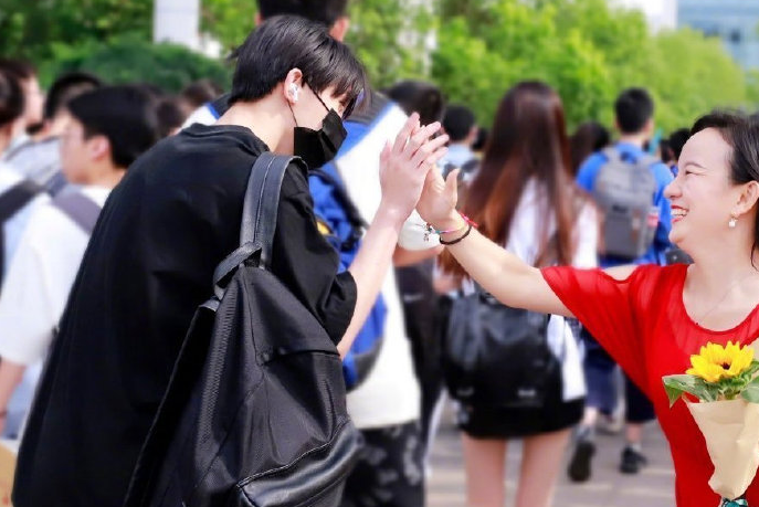 高考期间东三省紫色内裤脱销，寓意让人憋不住笑，外省人表示不懂